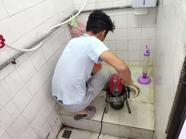 未央管道堵塞冒臭气 专业师傅现场解决问题