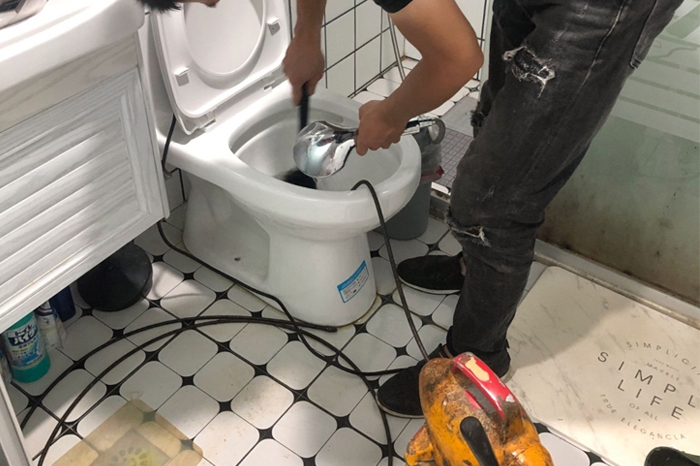 未央马桶堵塞自己疏通还是找师傅?专业上门服务让你省时更省心